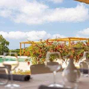 Hotel i Restoran. Blizina grada Pule. Veliki građevinski teren uz hotel, mogućnost gradnje vile.