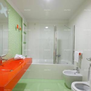 Hotel i Restoran. Blizina grada Pule. Veliki građevinski teren uz hotel, mogućnost gradnje vile.