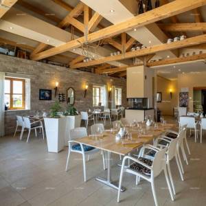 Hotel i Restoran. Blizina grada Pule. Veliki građevinski teren uz hotel, mogućnost gradnje vile.