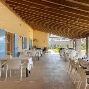 Hotel i Restoran. Blizina grada Pule. Veliki građevinski teren uz hotel, mogućnost gradnje vile.