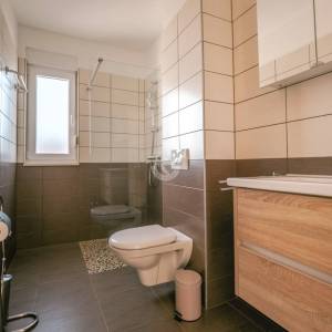 Hrvatska, Zadar, Sukošan – moderan dvosobni apartman (59,50 m²) s pogledom na more i korištenjem bazena
