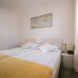 Hrvatska, Zadar, Sukošan – moderan dvosobni apartman (59,50 m²) s pogledom na more i korištenjem bazena