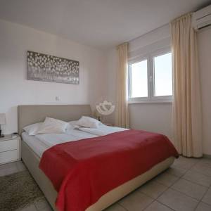 Hrvatska, Zadar, Sukošan – moderan dvosobni apartman (59,50 m²) s pogledom na more i korištenjem bazena