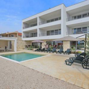 Hrvatska, Zadar, Sukošan – moderan dvosobni apartman (59,50 m²) s pogledom na more i korištenjem bazena