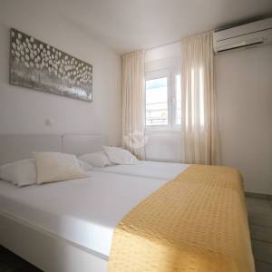 Hrvatska, Zadar, Sukošan – moderan dvosobni apartman (59,50 m²) s pogledom na more i korištenjem bazena