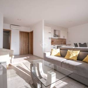 Hrvatska, Zadar, Sukošan – moderan dvosobni apartman (59,50 m²) s pogledom na more i korištenjem bazena