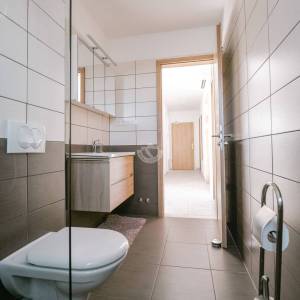 Hrvatska, Zadar, Sukošan – moderan dvosobni apartman (59,50 m²) s pogledom na more i korištenjem bazena