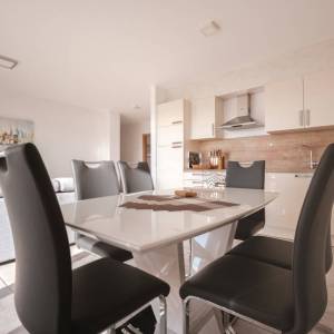 Hrvatska, Zadar, Sukošan – moderan dvosobni apartman (59,50 m²) s pogledom na more i korištenjem bazena