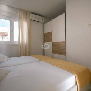 Hrvatska, Zadar, Sukošan – moderan dvosobni apartman (59,50 m²) s pogledom na more i korištenjem bazena