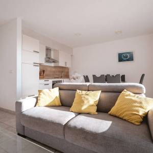 Hrvatska, Zadar, Sukošan – moderan dvosobni apartman (59,50 m²) s pogledom na more i korištenjem bazena