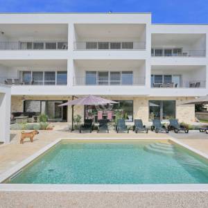 Hrvatska, Zadar, Sukošan – moderan dvosobni apartman (59,50 m²) s pogledom na more i korištenjem bazena