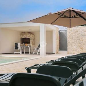 Hrvatska, Zadar, Sukošan – moderan dvosobni apartman (59,50 m²) s pogledom na more i korištenjem bazena