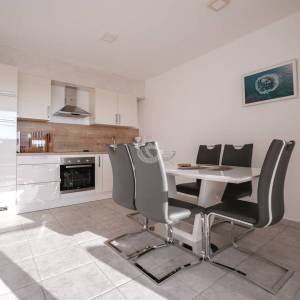 Hrvatska, Zadar, Sukošan – moderan dvosobni apartman (59,50 m²) s pogledom na more i korištenjem bazena