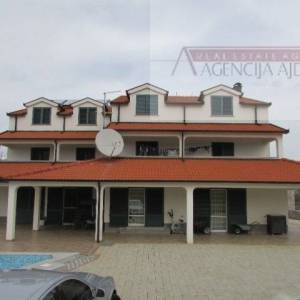 Imotski - Cista Provo vila  sa bazenom 742 m2 - sniženo