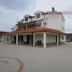 Imotski - Cista Provo vila  sa bazenom 742 m2 - sniženo