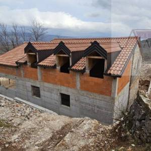 Imotski kuća za odmor u izgradnji 300 m2 - parcela 4300 m2 - intima