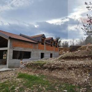 Imotski kuća za odmor u izgradnji 300 m2 - parcela 4300 m2 - intima