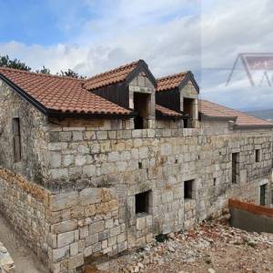 Imotski kuća za odmor u izgradnji 300 m2 - parcela 4300 m2 - intima