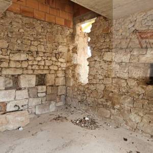 Imotski kuća za odmor u izgradnji 300 m2 - parcela 4300 m2 - intima