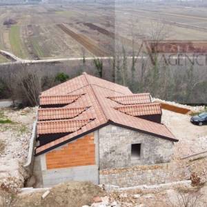 Imotski kuća za odmor u izgradnji 300 m2 - parcela 4300 m2 - intima