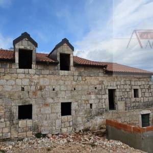 Imotski kuća za odmor u izgradnji 300 m2 - parcela 4300 m2 - intima