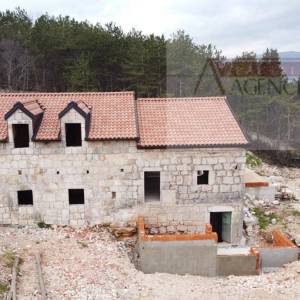 Imotski kuća za odmor u izgradnji 300 m2 - parcela 4300 m2 - intima