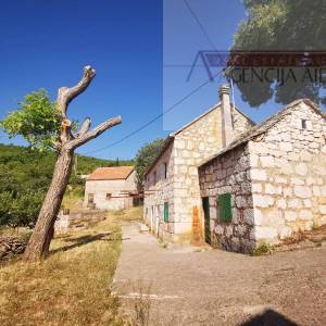 Imotski Lokvičići kamene kuće na parceli od 2035 m2 - ekskluziva