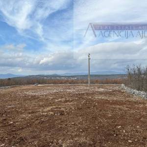 Imotski Lovreć 5499 m2 građevinsko zemljište - uređeno