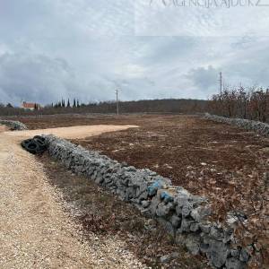 Imotski Lovreć 5499 m2 građevinsko zemljište - uređeno