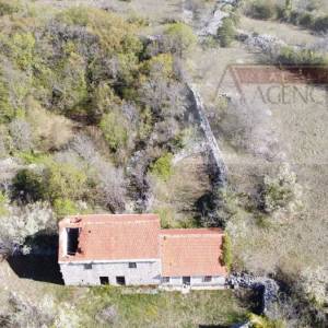 Imotski Lovreć četiri kamene kuće i velika okućnica 13000 m2