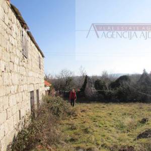 Imotski Lovreć četiri kamene kuće i velika okućnica 13000 m2