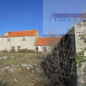 Imotski Lovreć četiri kamene kuće i velika okućnica 13000 m2