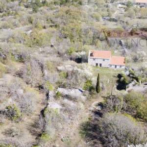 Imotski Lovreć četiri kamene kuće i velika okućnica 13000 m2
