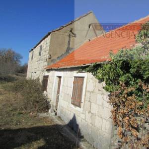Imotski Lovreć četiri kamene kuće i velika okućnica 13000 m2