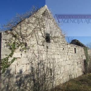 Imotski Lovreć četiri kamene kuće i velika okućnica 13000 m2
