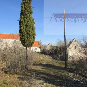 Imotski Lovreć četiri kamene kuće i velika okućnica 13000 m2