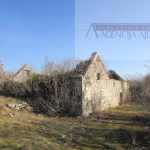 Imotski Lovreć četiri kamene kuće i velika okućnica 13000 m2