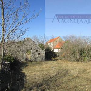 Imotski Lovreć četiri kamene kuće i velika okućnica 13000 m2