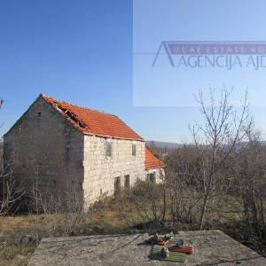 Imotski Lovreć četiri kamene kuće i velika okućnica 13000 m2