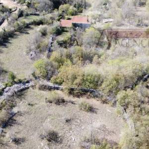 Imotski Lovreć četiri kamene kuće i velika okućnica 13000 m2