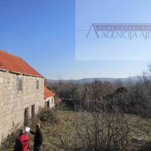 Imotski Lovreć četiri kamene kuće i velika okućnica 13000 m2