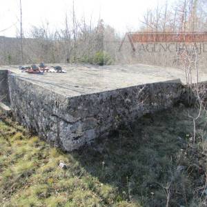 Imotski Lovreć četiri kamene kuće i velika okućnica 13000 m2