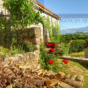 Imotski Lovreć uređena kamena kuća sa okućnicom