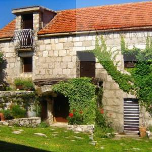 Imotski Lovreć uređena kamena kuća sa okućnicom