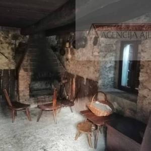Imotski Lovreć uređena kamena kuća sa okućnicom