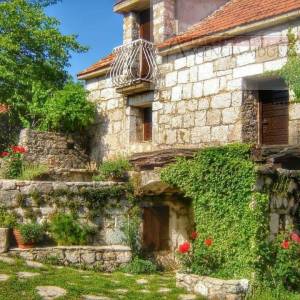 Imotski Lovreć uređena kamena kuća sa okućnicom