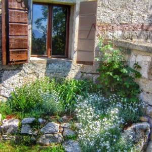 Imotski Lovreć uređena kamena kuća sa okućnicom