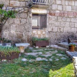 Imotski Lovreć uređena kamena kuća sa okućnicom