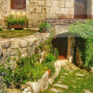 Imotski Lovreć uređena kamena kuća sa okućnicom