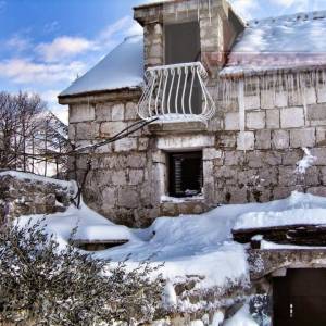 Imotski Lovreć uređena kamena kuća sa okućnicom
